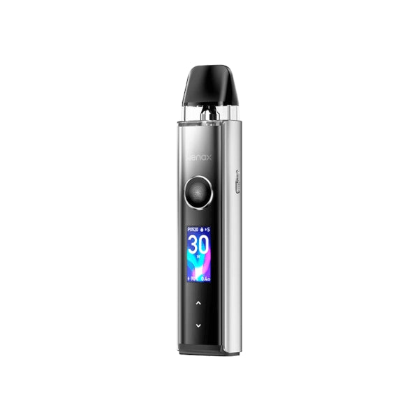 Vaper recargable Geekvape Wenax Q Pro Pod Kit en color plateado y negro, con pantalla frontal a color que muestra potencia, botón circular central y cartucho transparente superior con boquilla integrada.