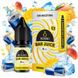 bottiglia di liquido elettronico Bombo Bar Juice Mango Energy da 10 ml con un'etichetta nei toni del giallo, accanto alla sua scatola, accompagnata da mango ed elementi che evocano una bevanda energetica, suggerendo un sapore tropicale, dolce e vibrante.