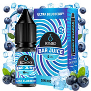 bottiglia di liquido elettronico Bombo Bar Juice Ultra Blueberry Ice da 10 ml con un'etichetta nei toni del blu, accanto alla sua scatola, accompagnato da mirtilli e ghiaccio che evocano un sapore dolce e rinfrescante.