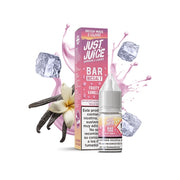 liquide de vapotage Just Juice Bar Fruité Vanille aux sels de nicotine, petit flacon à côté de sa boîte aux tons roses, accompagné de vanille, de splashes crémeuses et de glaçons.