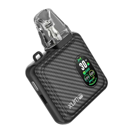 Sigaretta Elettronica Ricaricabile Oxva Xlim SQ Pro con finitura in fibra di carbonio nera, schermo circolare anteriore con indicatori di potenza e resistenza e bocchino trasparente inclinato nella parte superiore.