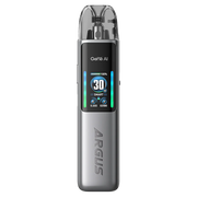 Sigaretta Elettronica Ricaricabile Voopoo Argus G2, dal design compatto in grigio metallizzato, schermo frontale a colori da 0,96 pollici che mostra alimentazione, batteria e modalità di utilizzo, e cartuccia superiore trasparente con facile sistema di ricarica.