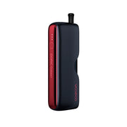 Sigaretta Elettronica Ricaricabile Voopoo Doric Galaxy Kit in nero e rosso, dal design compatto ed ergonomico, finitura liscia, bocchino a filtro sulla parte superiore e indicatori di batteria LED laterali.