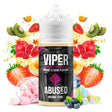 Botella de aroma Viper Abused de 30 ml, con diseño en negro y detalles en rosa, rodeada de frutas variadas como fresa, kiwi, granada y frutos del bosque que representan su sabor afrutado.
