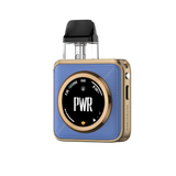 Svapatore Vaporesso Xros 5 Nano con batteria da 1600mAh, design compatto in blu e oro con striscia gialla, schermo circolare anteriore con indicatori di carica e batteria e cartuccia superiore trasparente con bocchino nero.