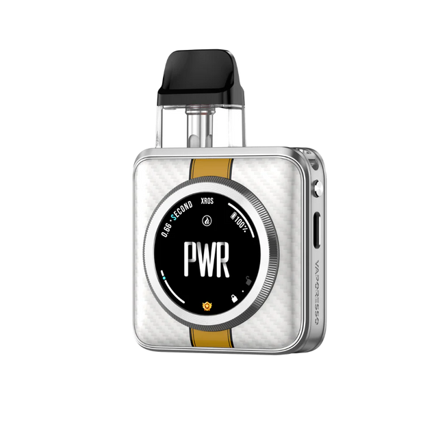 Svapatore Vaporesso Xros 5 Nano con batteria da 1600mAh, design compatto in argento con striscia gialla, schermo circolare anteriore con indicatori di carica e batteria e cartuccia superiore trasparente con bocchino nero.