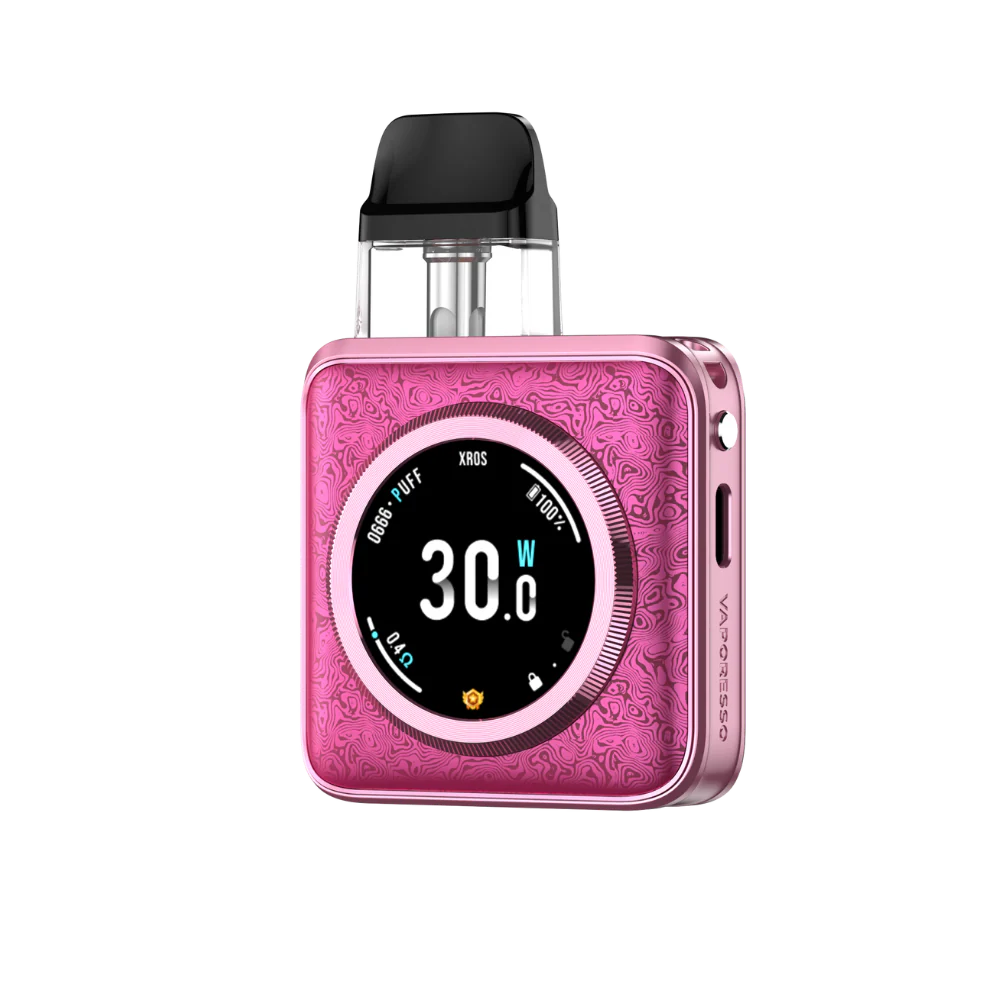 Svapatore Vaporesso Xros 5 Nano con batteria da 1600mAh, design compatto in rosa con striscia gialla, schermo circolare anteriore con indicatori di carica e batteria e cartuccia superiore trasparente con bocchino nero.