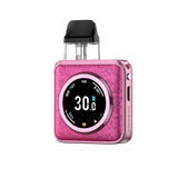 Svapatore Vaporesso Xros 5 Nano con batteria da 1600mAh, design compatto in rosa con striscia gialla, schermo circolare anteriore con indicatori di carica e batteria e cartuccia superiore trasparente con bocchino nero.